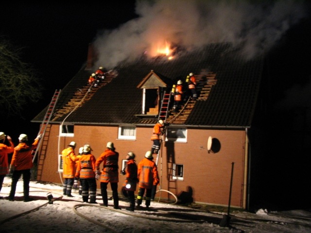 POL-HM: Brand eines Stallgebäudes greift auf Wohnhaus über