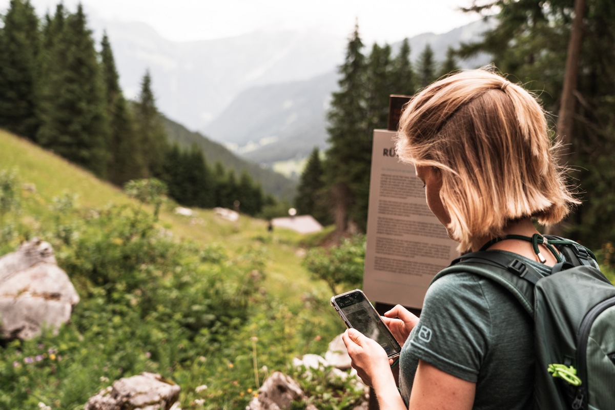 Nationale Naturlandschaften und komoot kooperieren bei digitaler Besucherlenkung und Wissensvermittlung