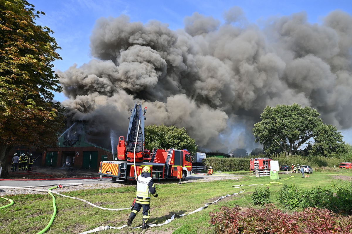 FW-RD: Großeinsatz bei Scheunenbrand - Reetdachhaus gerettet