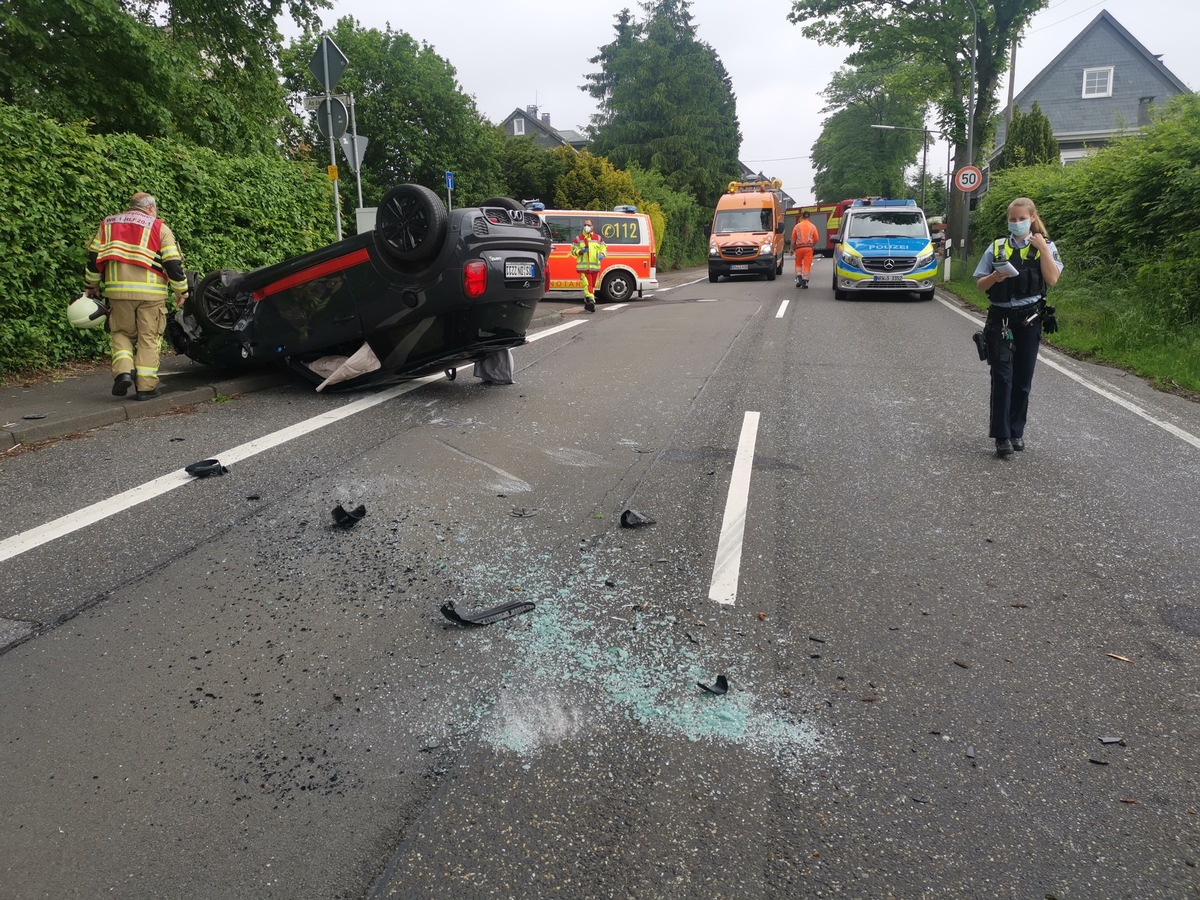 POL-RBK: Wermelskirchen - Mini prallt vor einen Baum und überschlägt sich