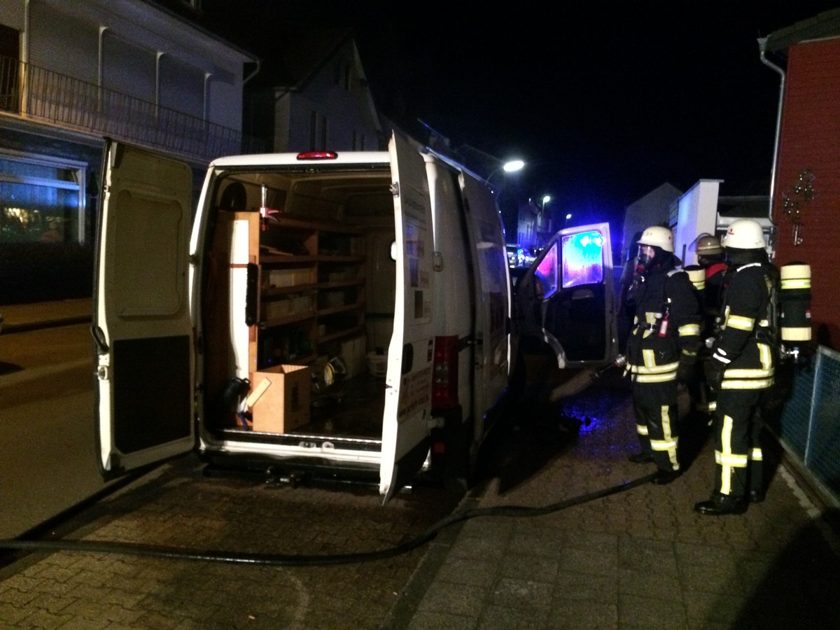 FW-Stolberg: Feuer 2-SOS, Brand eines Kleintransporters, 2 Ölspuren und eine Amtshilfe