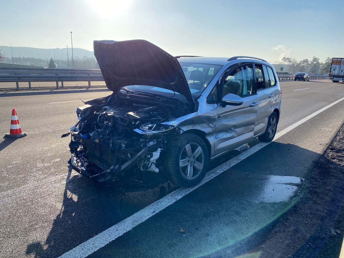 POL-PDKL: PKW schleudert in Schutzplanken - Fahrer schwerverletzt - Rückstau führt zu einem weiteren Unfall mit Blechschaden