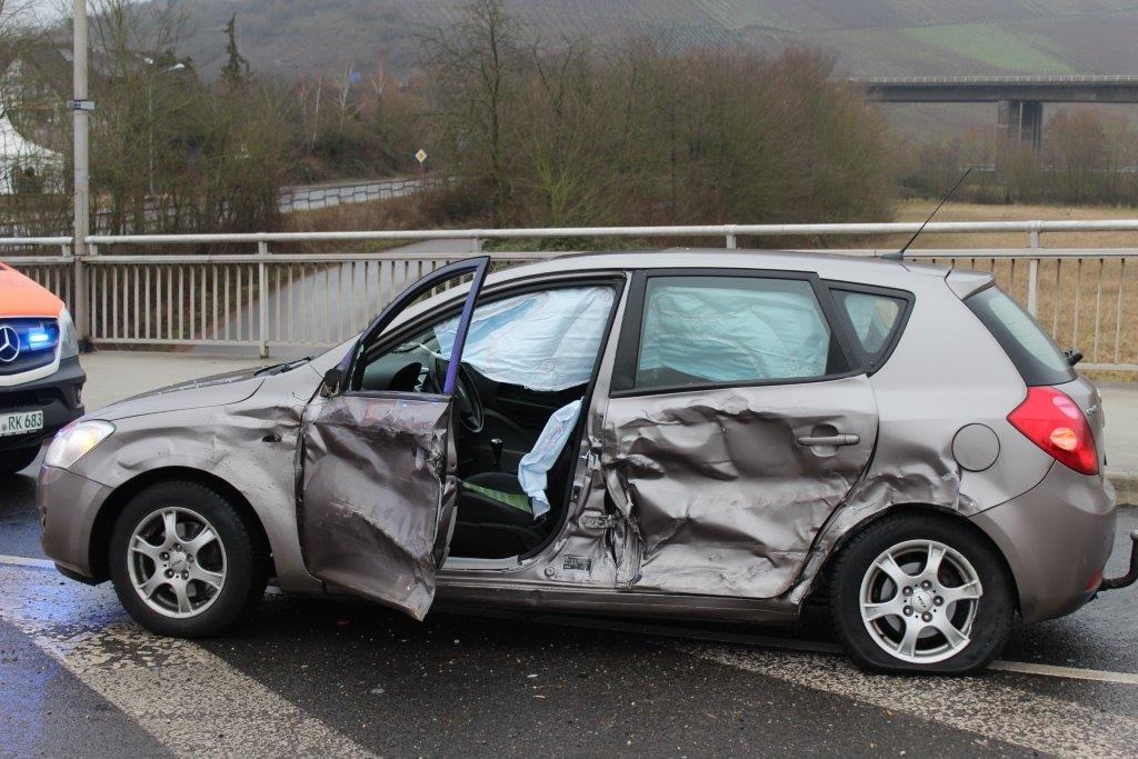 POL-PDTR: Verkehrsunfall mit zwei Leichtverletzten auf der Moselbrücke bei Schweich