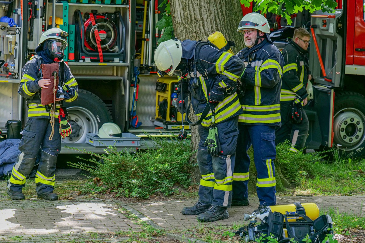 FW-KLE: Kuriose Einsätze am Wochenende: Gülle, Handschellen und Wasser in einem Brandmelder