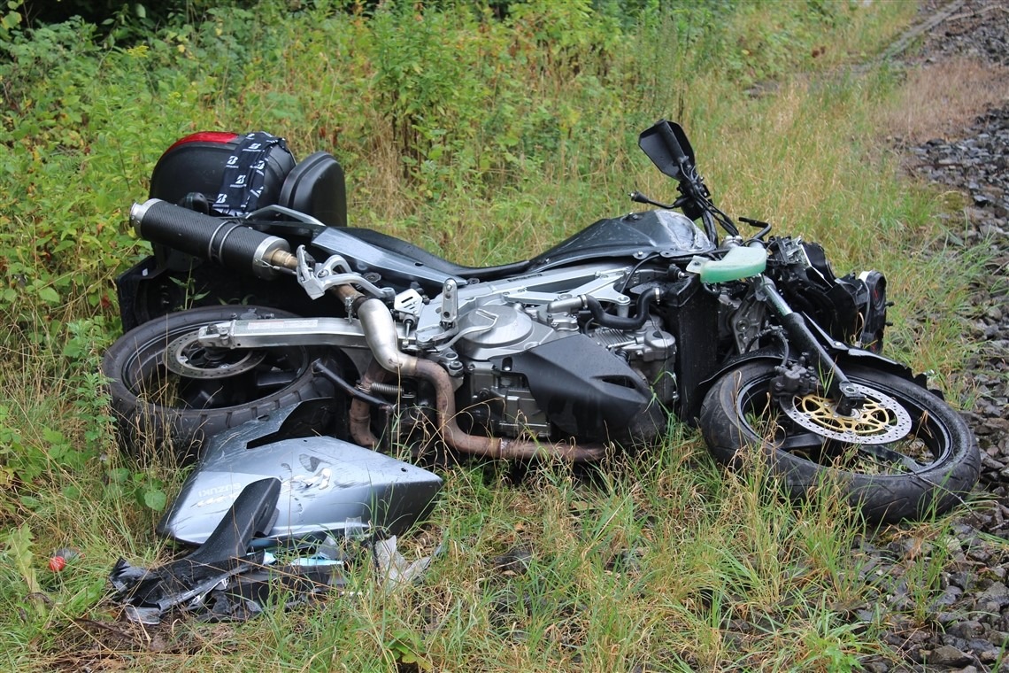 POL-OE: Kradfahrer verletzt sich bei Sturz