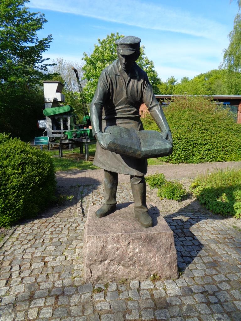 POL-CUX: Schwere Bronzestatue in Hemmoor entwendet - Zeugenaufruf (Lichtbild in der Anlage)