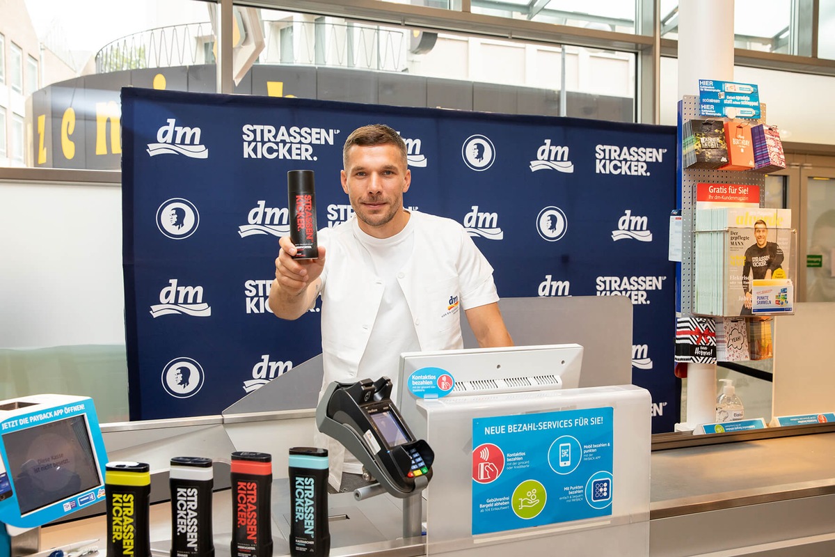 STRASSENKICKER - die neue dm-exklusive Kooperationsmarke / Lukas Podolski und dm-drogerie markt launchen Pflegeprodukte und stärken gemeinsam gesellschaftliches Engagement