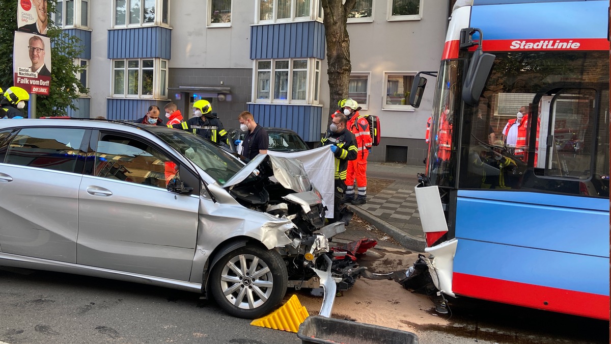 FW-NE: Verkehrsunfall auf der Further Straße | PKW kollidiert frontal mit einem Linienbus