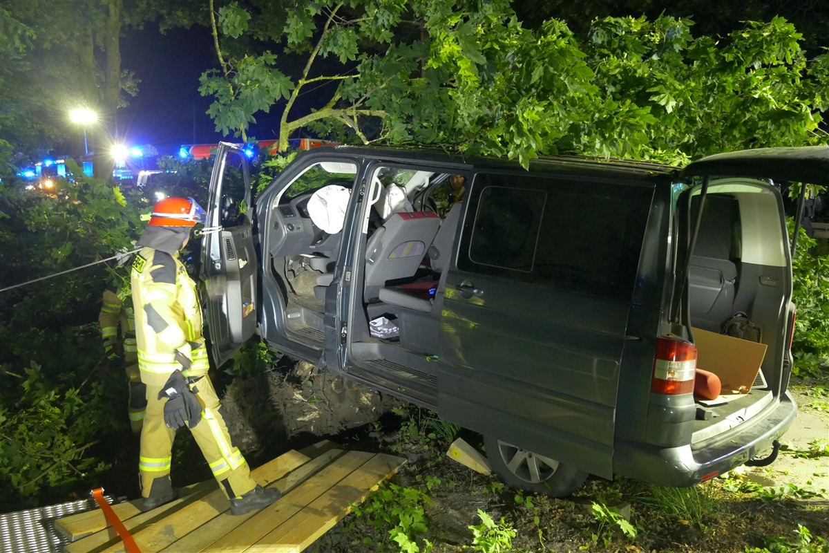 POL-COE: Coesfeld, B525/ Bulli prallt gegen Baum