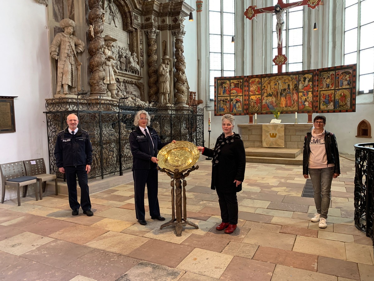 POL-KB: ad Wildungen: Polizei gibt historisches Taufbecken zurück