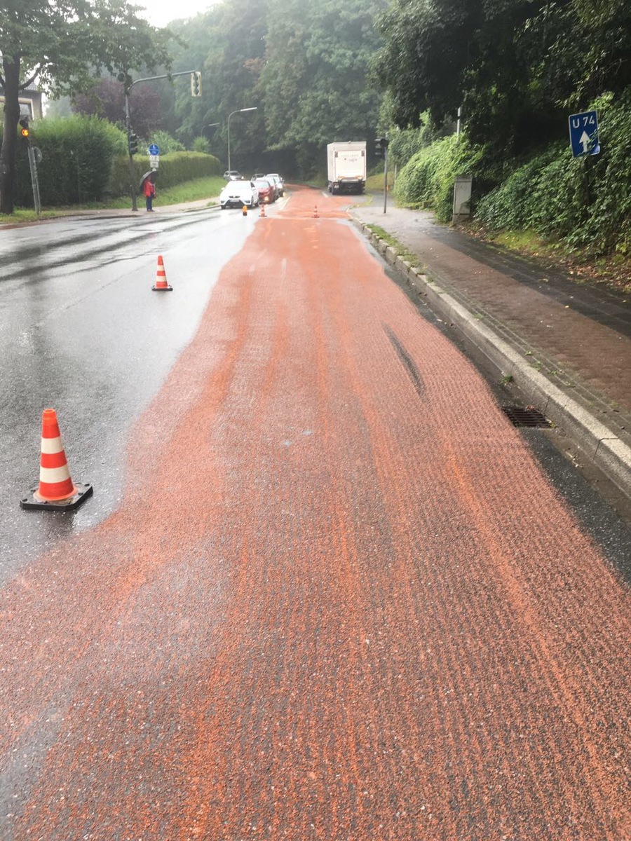 FW-Erkrath: Großflächige Kraftstoffverunreinigung sorgt für Verkehrsbehinderungen