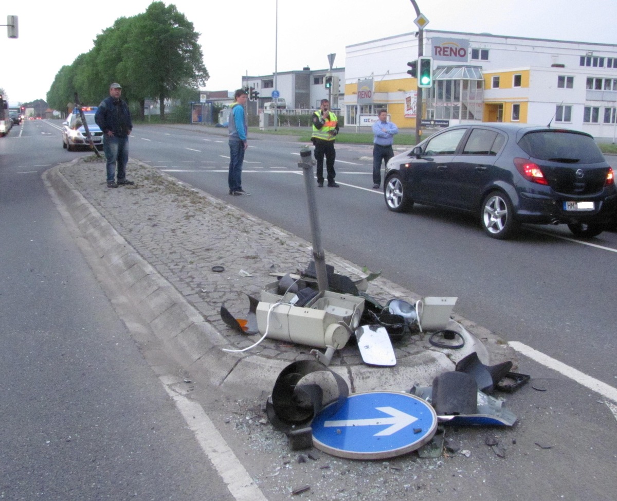 POL-HM: Unfallflucht - Sattelzug überrollt Verkehrsinsel