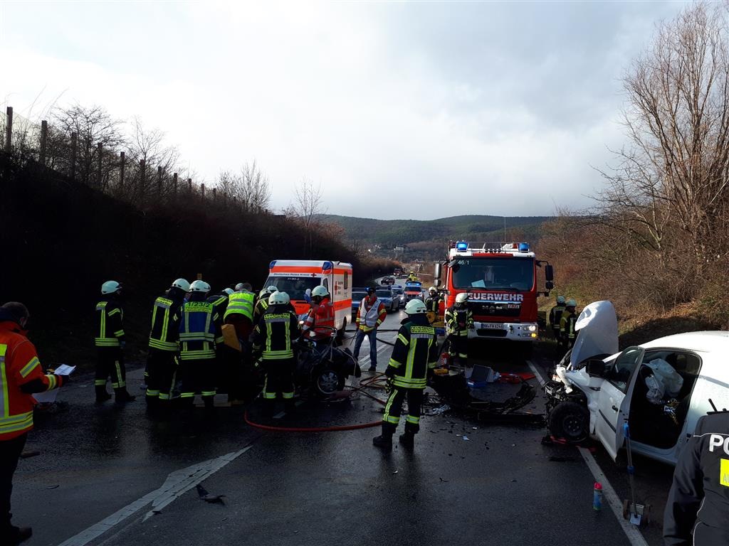 POL-PDNW: Schwerer Verkehrsunfall auf B38