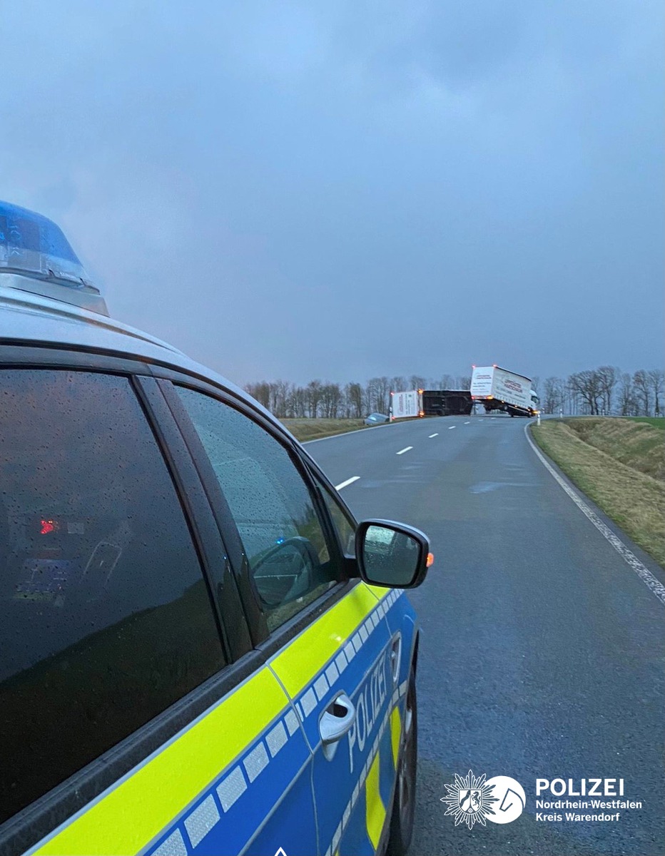 POL-WAF: Beckum. Lkw blockiert Straße - Auto landet in Graben