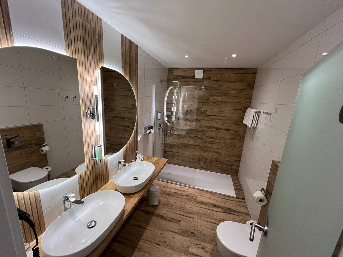 Privathotels Dr. Lohbeck: Landhaus Höpen: Neue barrierefreie Badezimmer im Landhaus-Stil