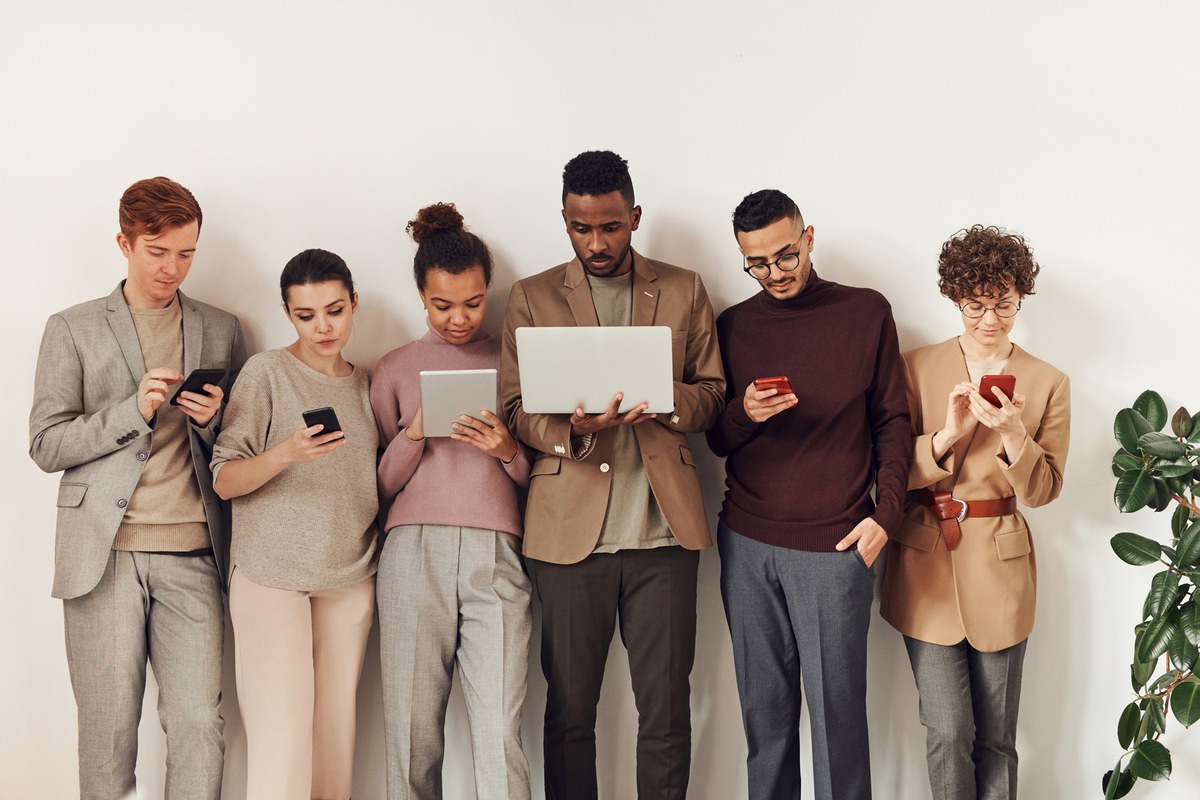 bonus.ch sur la téléphonie mobile : la guerre des prix pousse les Suisses, en particulier les jeunes, à rester moins fidèles à leur opérateur téléphonique