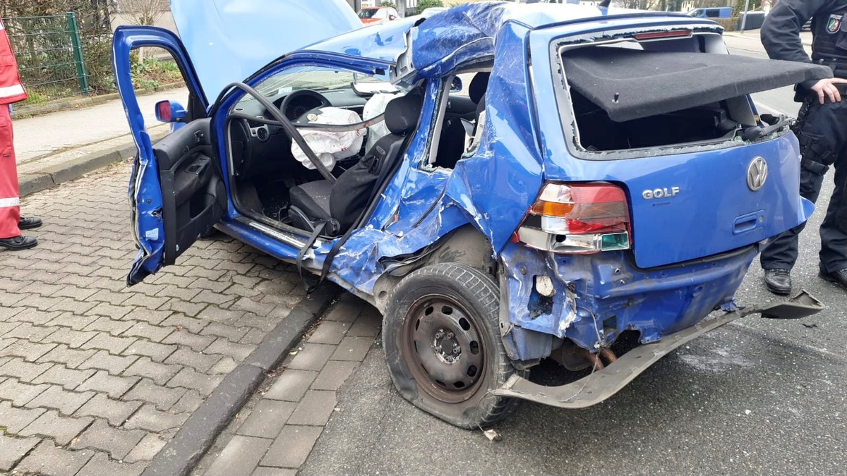 POL-E: Essen: Autofahrer flüchtet vor möglicher Polizeikontrolle und prallt gegen geparkte Fahrzeuge- Oberhauser Straße wurde komplett gesperrt