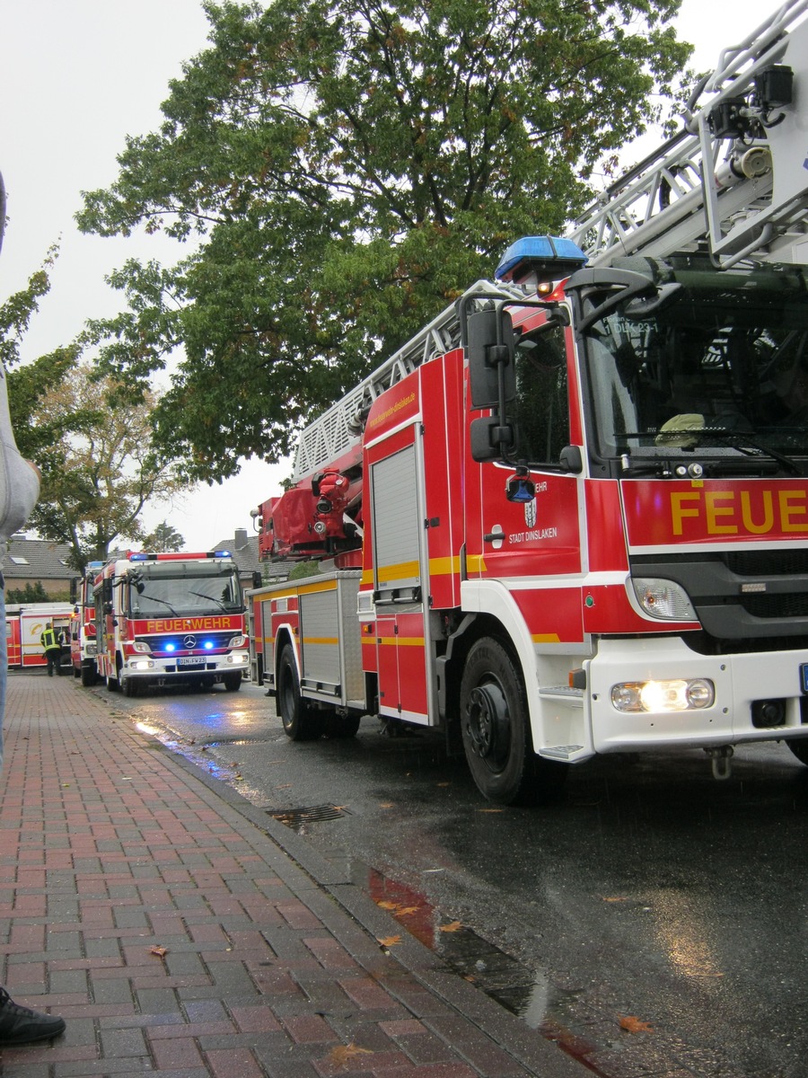 FW Dinslaken: Gasgeruch in einem Mehrfamiliengebäude