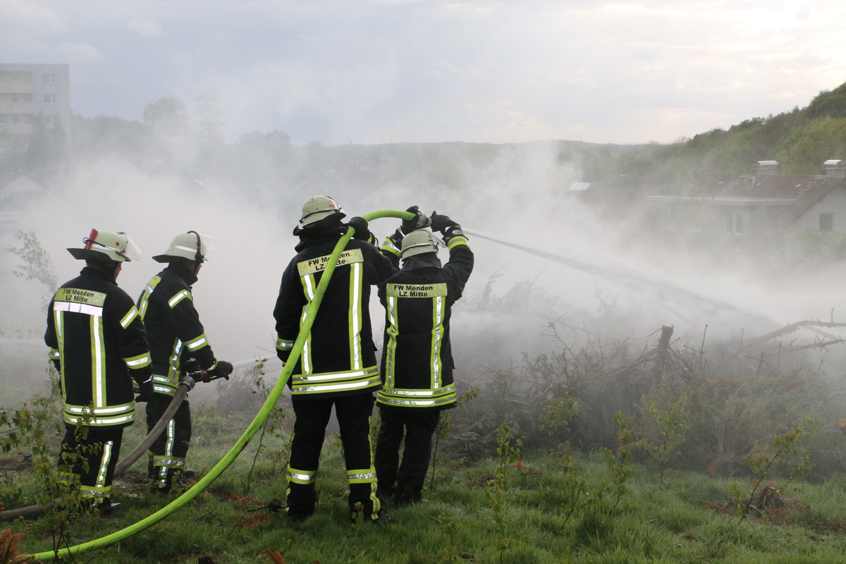 FW Menden: Feuerwehr übt am Forsthaus Lahr/Der Löschzug Mitte der Feuerwehr Menden übte am Samstag hinter dem Forsthaus Lahr den Ernstfall.