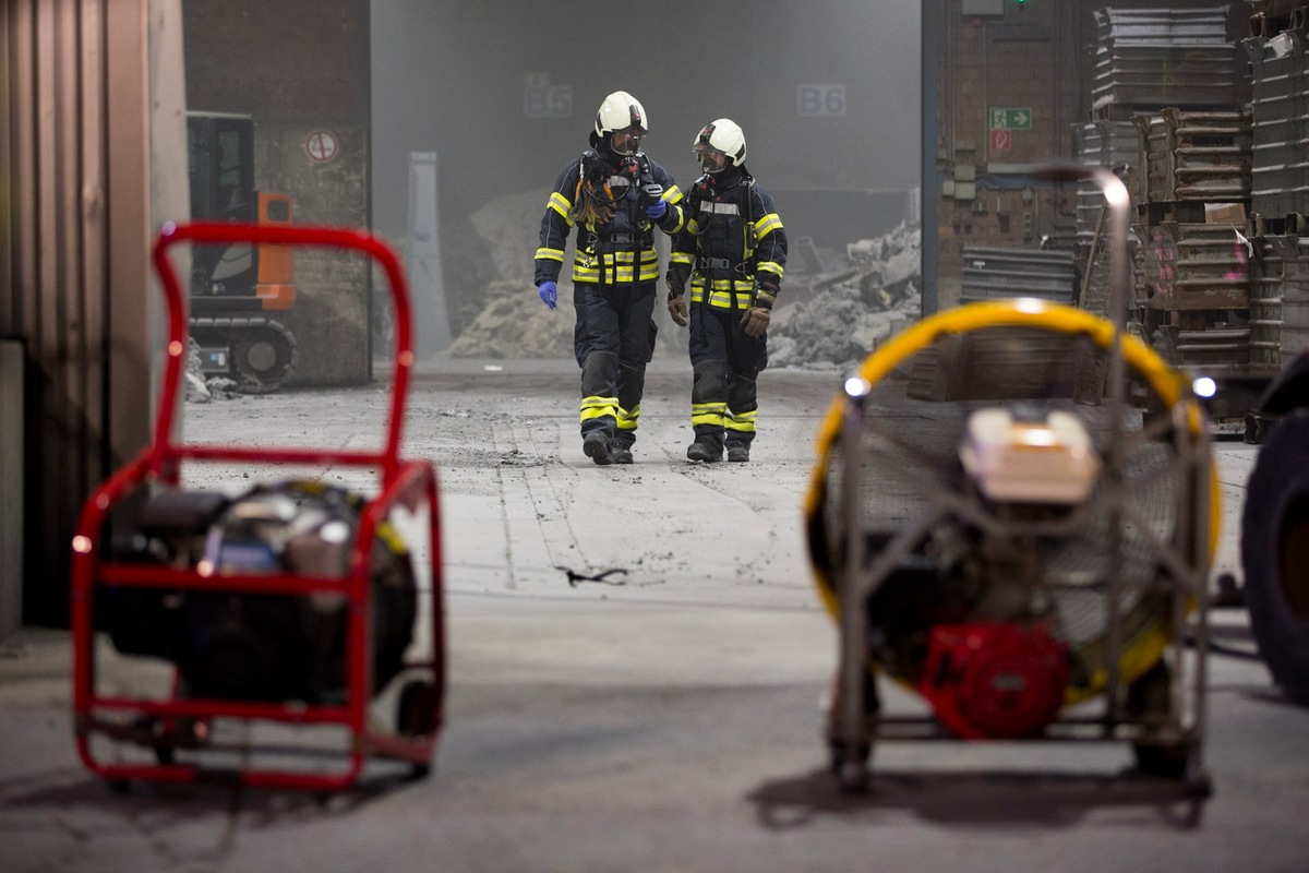 FW-EN: Großeinsatz in der Gewerbestraße - Bevölkerung vorsorglich gewarnt