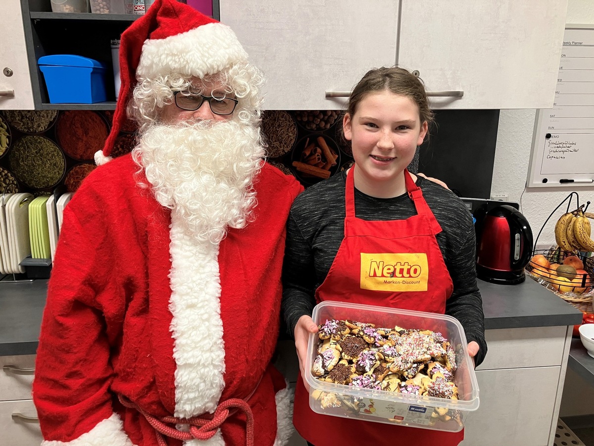 Weihnachtliche Tradition mit Herz: Netto-Azubis backen und basteln mit Kids