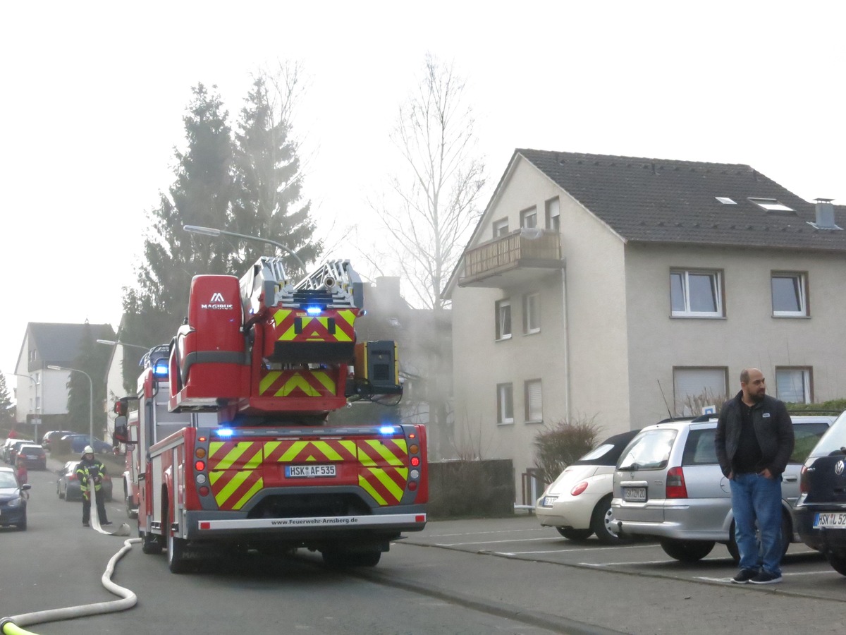 FW-AR: Feuerwehr rettet Hund aus verqualmter Wohnung
Feuerwehrmann atmet Rauch ein