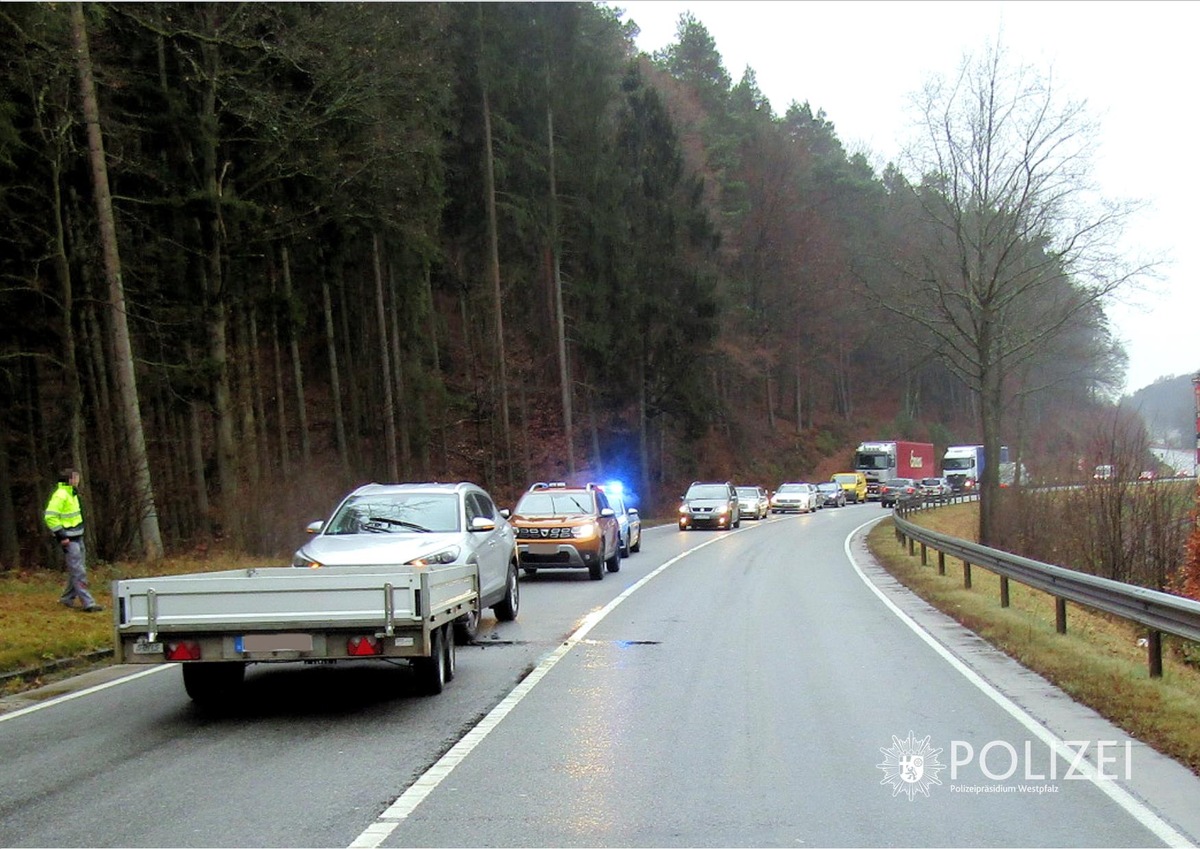 POL-PPWP: Anhänger reißt ab und kracht in Gegenverkehr