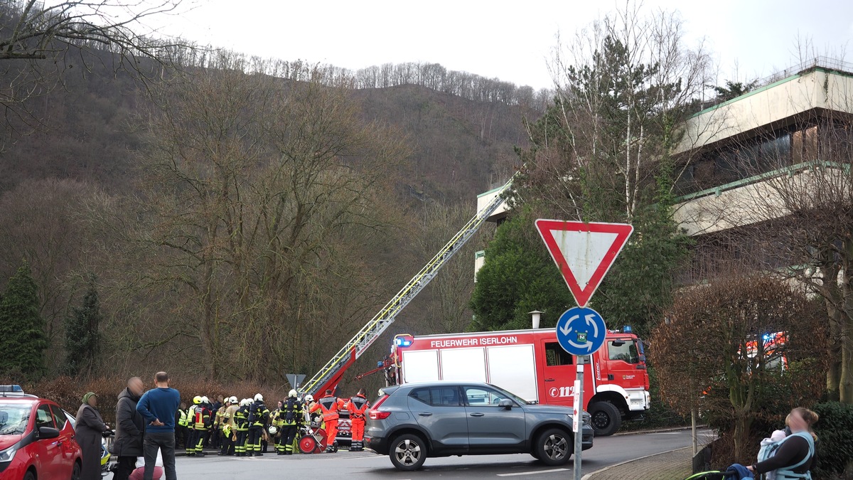 FW-MK: Feuer auf Dachterrasse