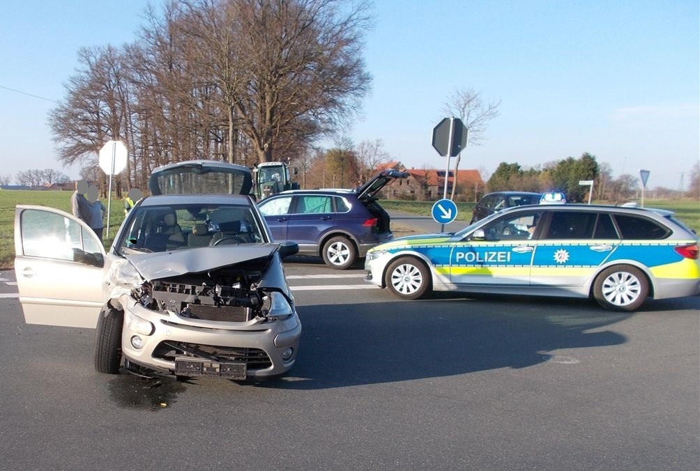 POL-MI: Zwei Autos kollidieren auf Kreuzung