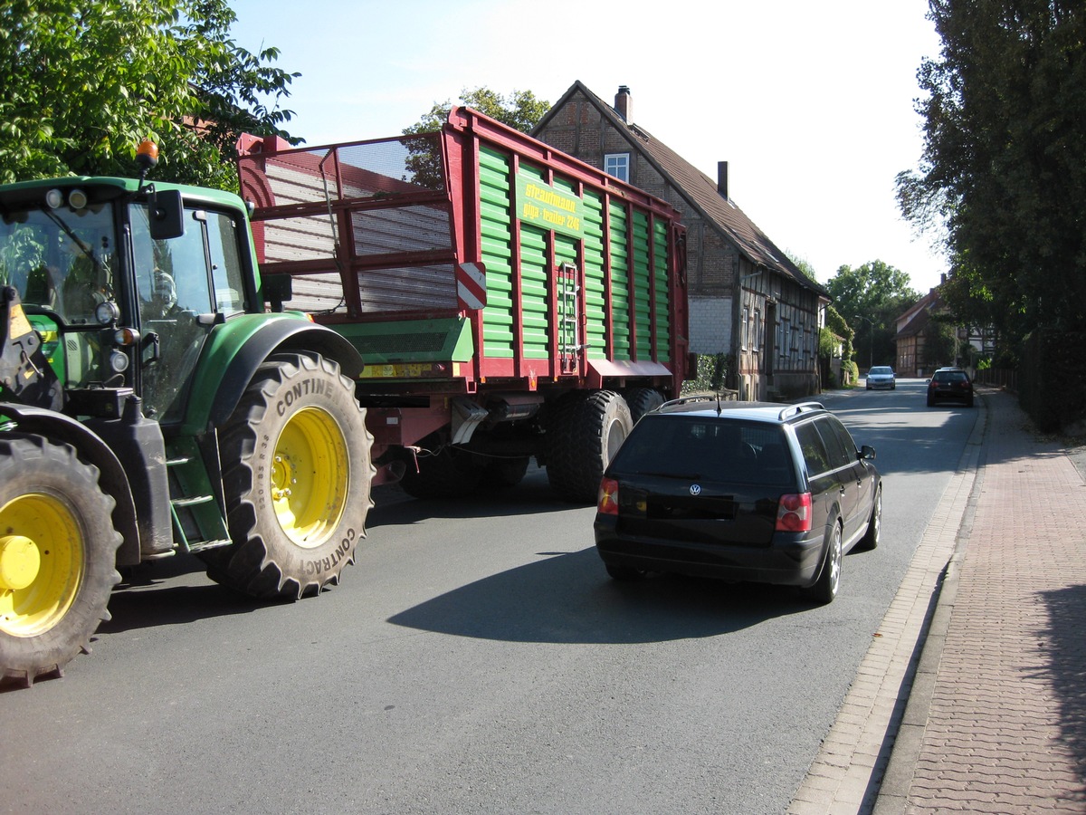 POL-HM: Endspurt in der Ernte / Polizei warnt Verkehrsteilnehmer vor rutschigen Fahrbahnen und langsamen Treckergespannen / Reinigungspflicht nach Fahrbahnverschmutzung