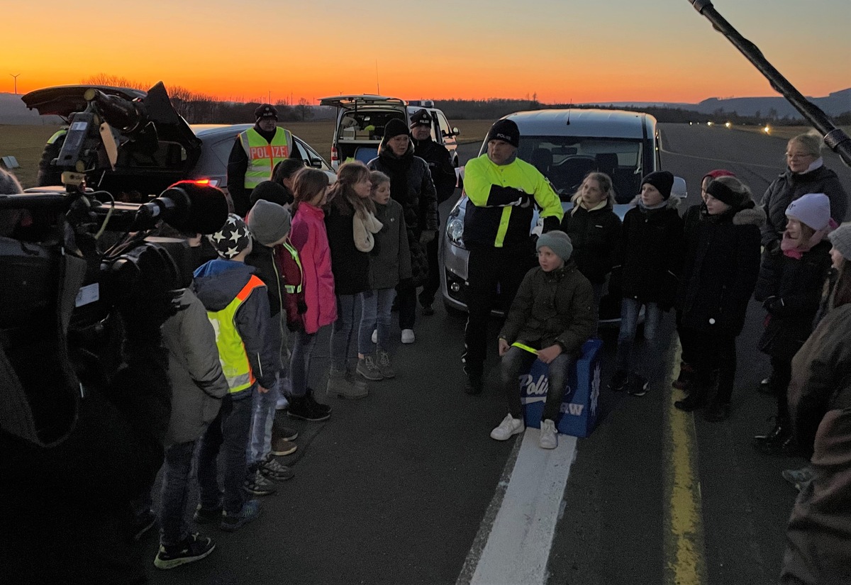 POL-HX: &quot;Funkeln im Dunkeln&quot;: Reflektoren-Experiment auf Flugplatz-Landebahn / Veranstaltung der Grundschule Ottbergen mit der Polizei Höxter