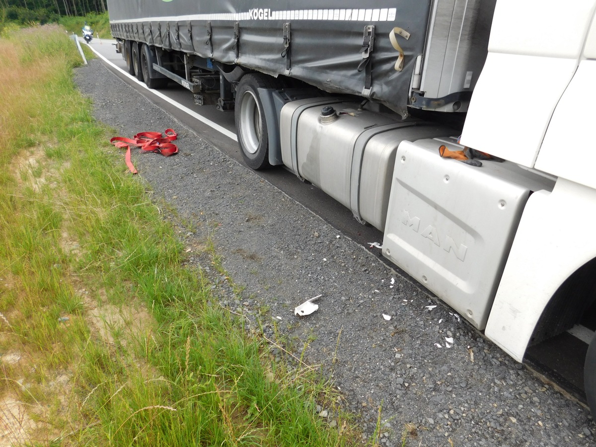 POL-PDKO: Verkehrsunfallflucht durch verlorenen Spanngurt