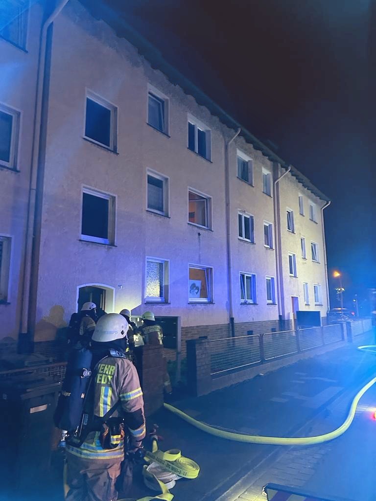 FW Helmstedt: Kellerbrand in Mehrfamilienhaus