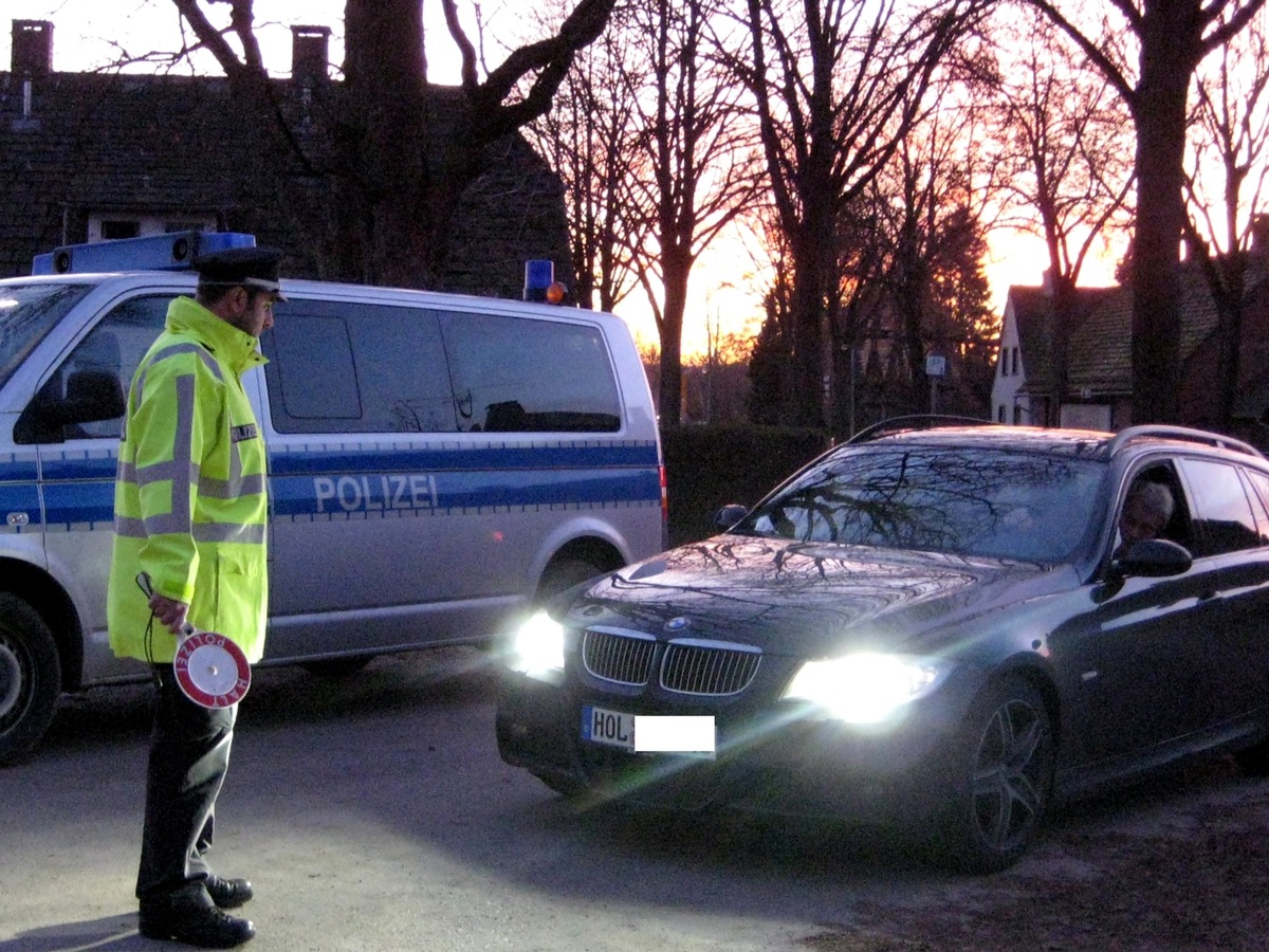 POL-HOL: Appell der Polizei an Fußgänger und Radfahrer: Helle Kleidung und Reflektoren tragen! Die &quot;dunkle Jahreszeit&quot; birgt besondere Gefahren - Gefahren für Fußgänger und Radfahrer -