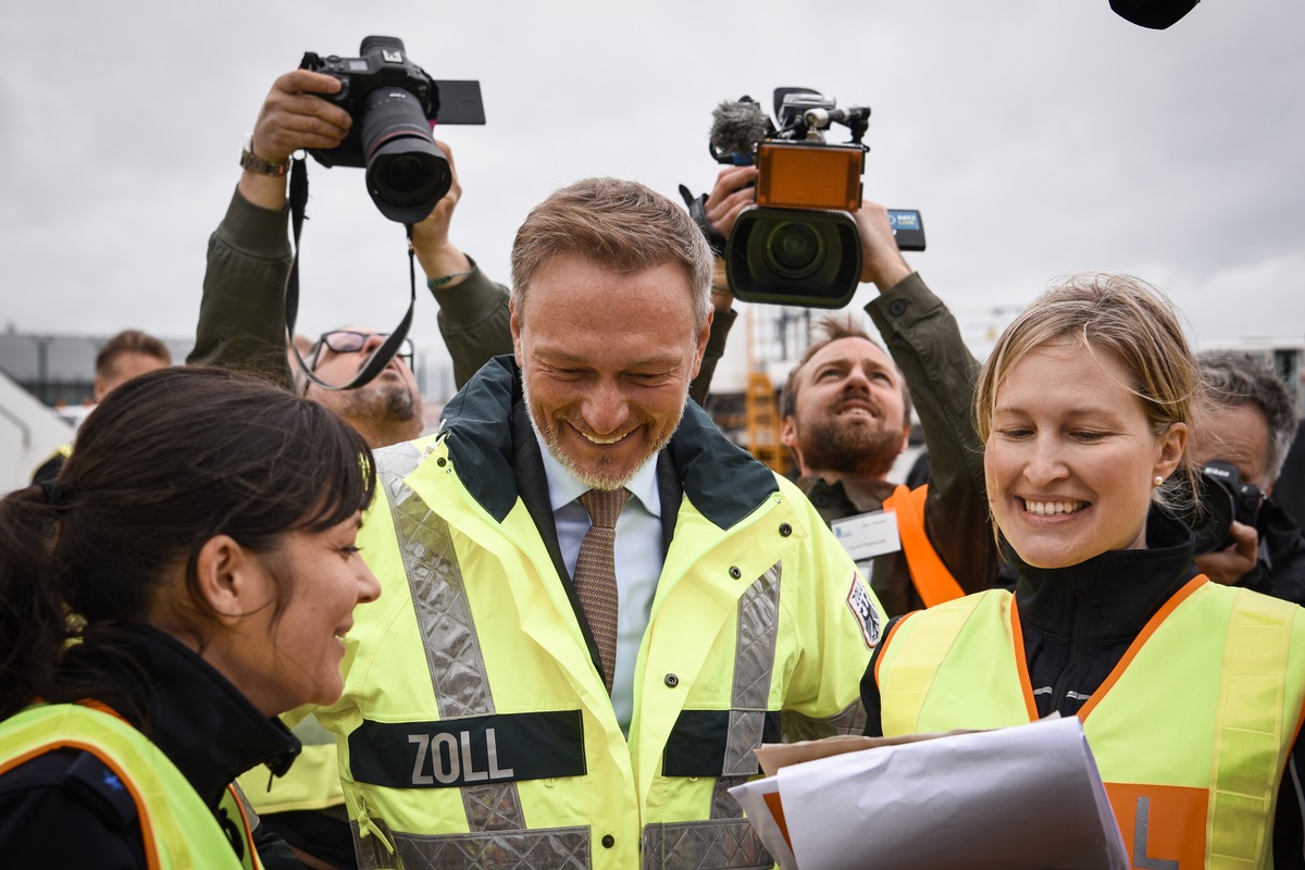 GZD: Erfolgreiche Jahresbilanz 2023 / Der Zoll - ein bedeutender Standortfaktor für die deutsche Wirtschaft