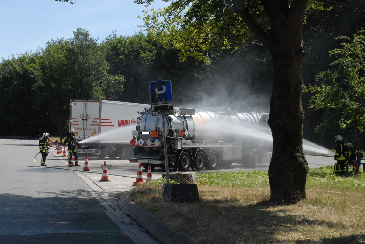 FW-DO: 04.07.2019 - Gefahrguteinsatz auf der BAB 2
Gefahrguttransport ruft Großeinsatz hervor