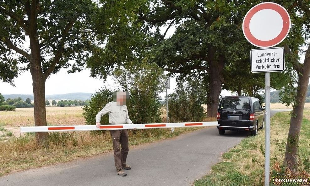 POL-HM: Mit dem Fahrrad gegen geschlossene Schranke gefahren und geflüchtet - Unfallverursacher verletzt sich bei der Kollision