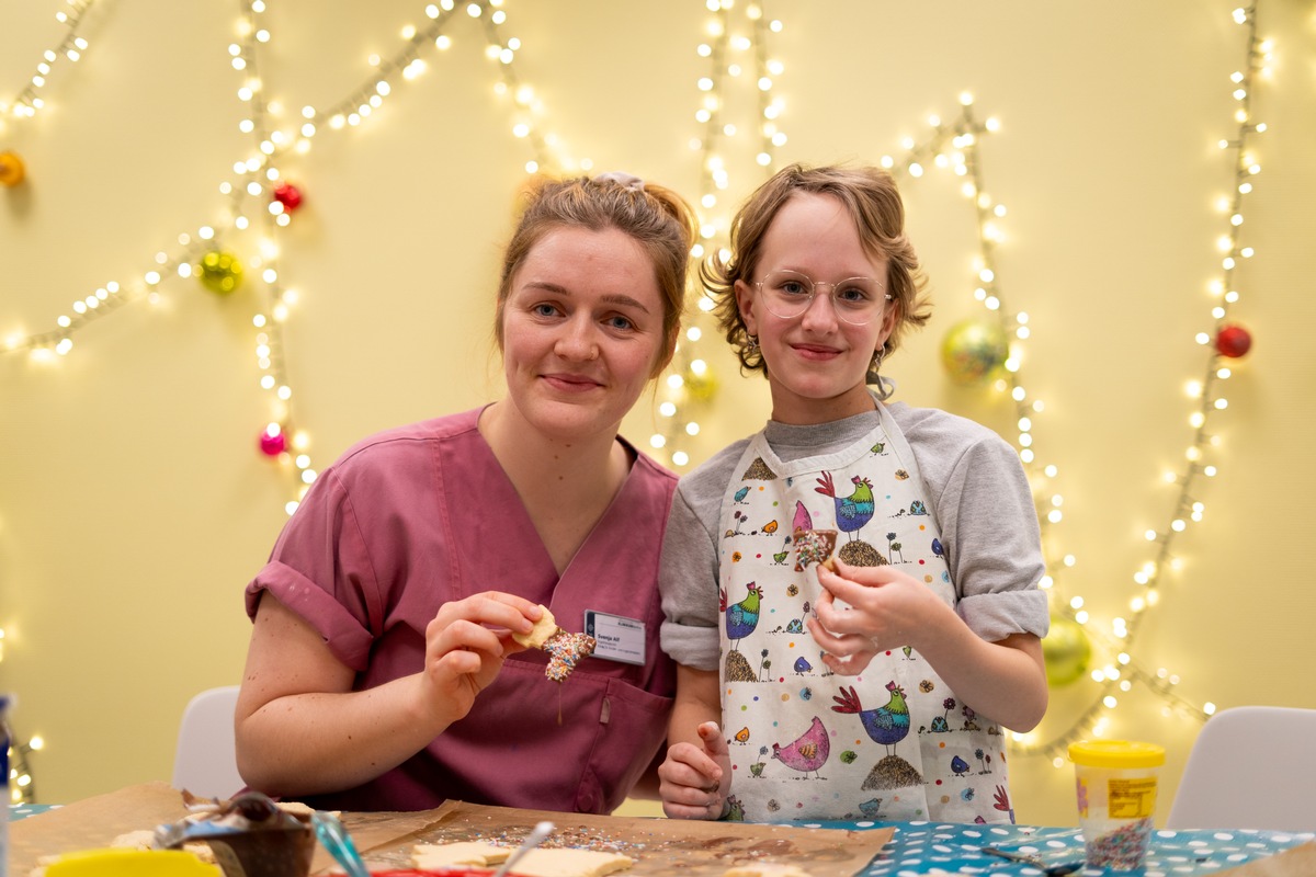 Vorweihnachtliches Backen in Bethel: Damit Kinder den Krebs für einen Moment vergessen