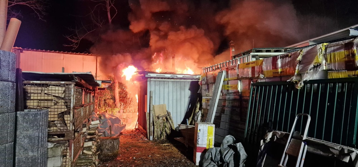 FW-E: Überseecontainer eines Gartenbaubetriebes geht in Flammen auf