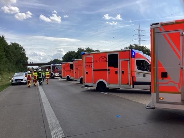 FW Bergheim: Vier Verletzte nach Verkehrsunfall in auf Autobahn 61 bei Bergheim