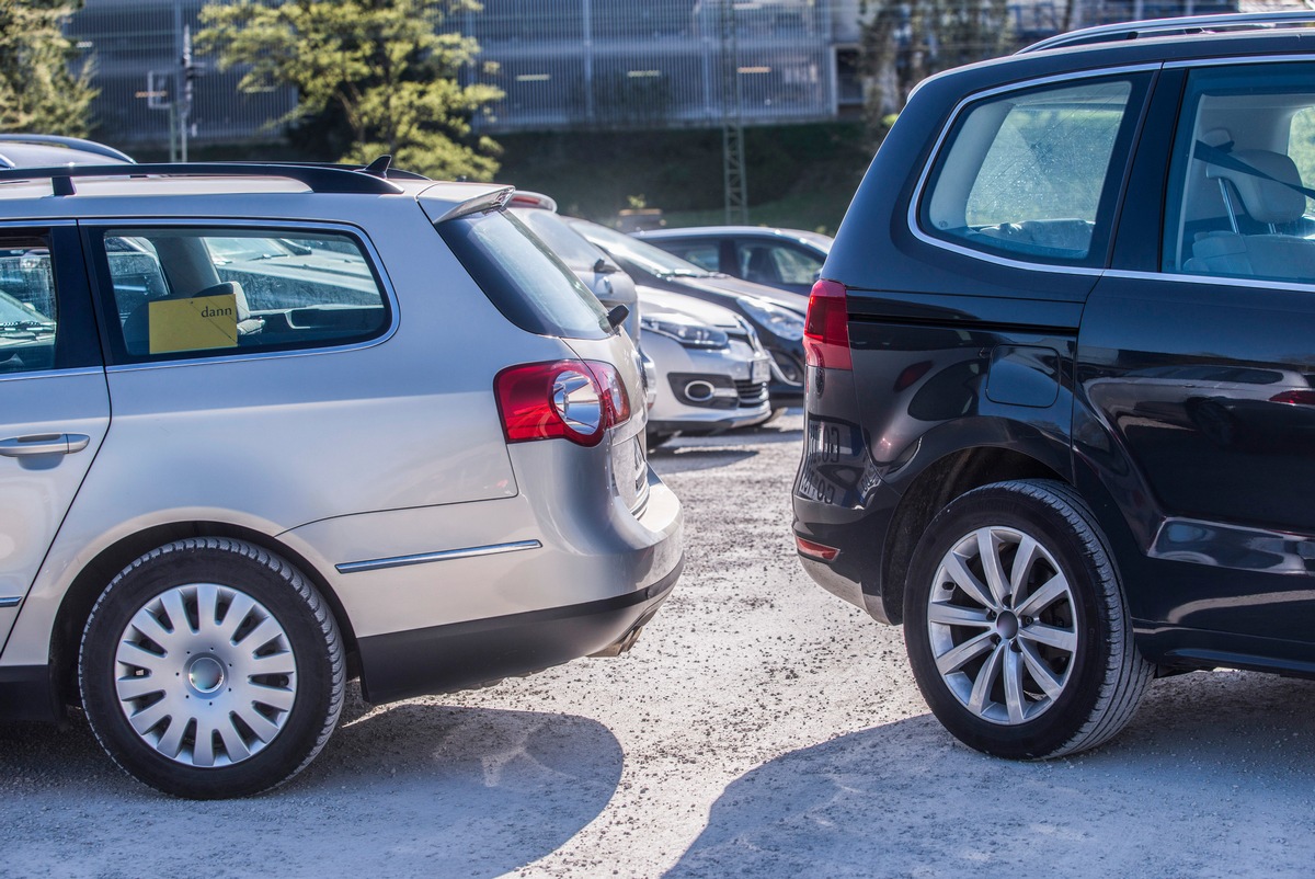 Tipps für den Alltag / Wenn zwei dasselbe falsch machen...Rückwärtsfahren auf dem Parkplatz: Der schnelle Tritt auf die Bremse allein tut&#039;s nicht