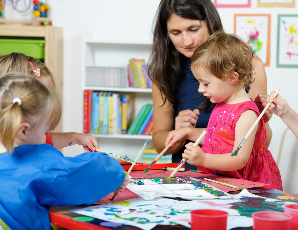 Weltkindertag: Kita-Betreuung ist gutes Recht / Die DVAG erklärt, wie wichtig eine Rechtsschutzversicherung sein kann, wenn die Kita-Bewerbung abgelehnt wird (BILD)