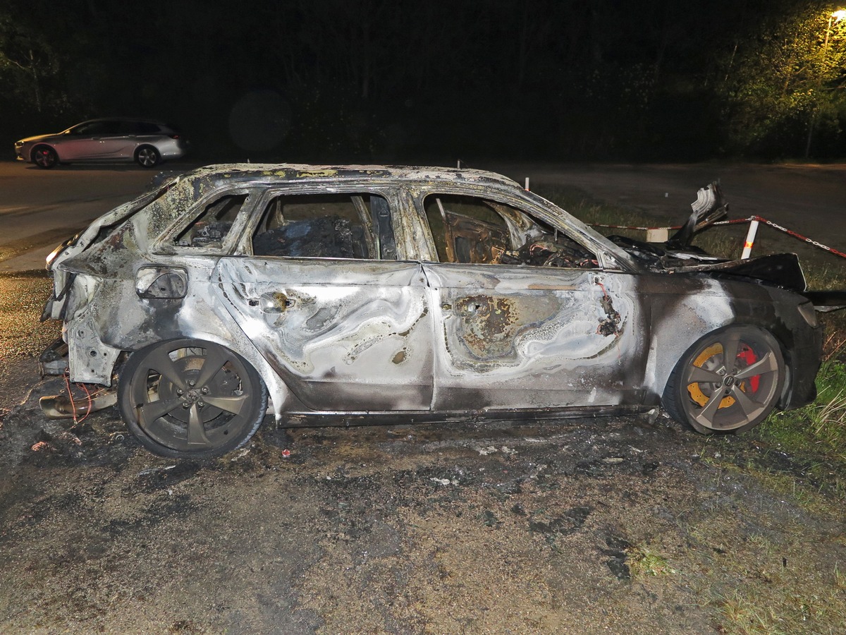 POL-ME: Audi Quattro RS3 ging in Flammen auf - Ratingen - 1904141