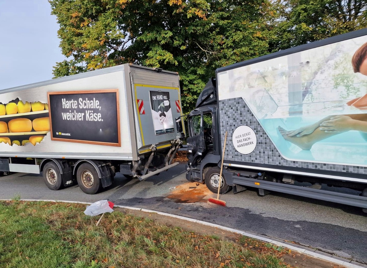 FW-WRN: TH_1 - LZ1 - VU LKW auf LKW im Kreisverkehr, 1 Verletzter, auslaufende Betriebsstoffe