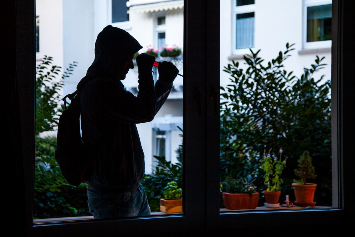 POL-NE: Einbruch in Mehrfamilienhaus - Unbekannter hebelt Wohnungstür auf