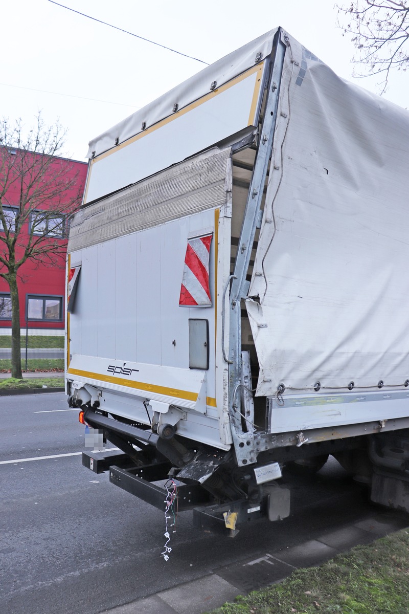 POL-ME: Hoher Sachschaden nach Abbiegeunfall - Langenfeld - 2201022