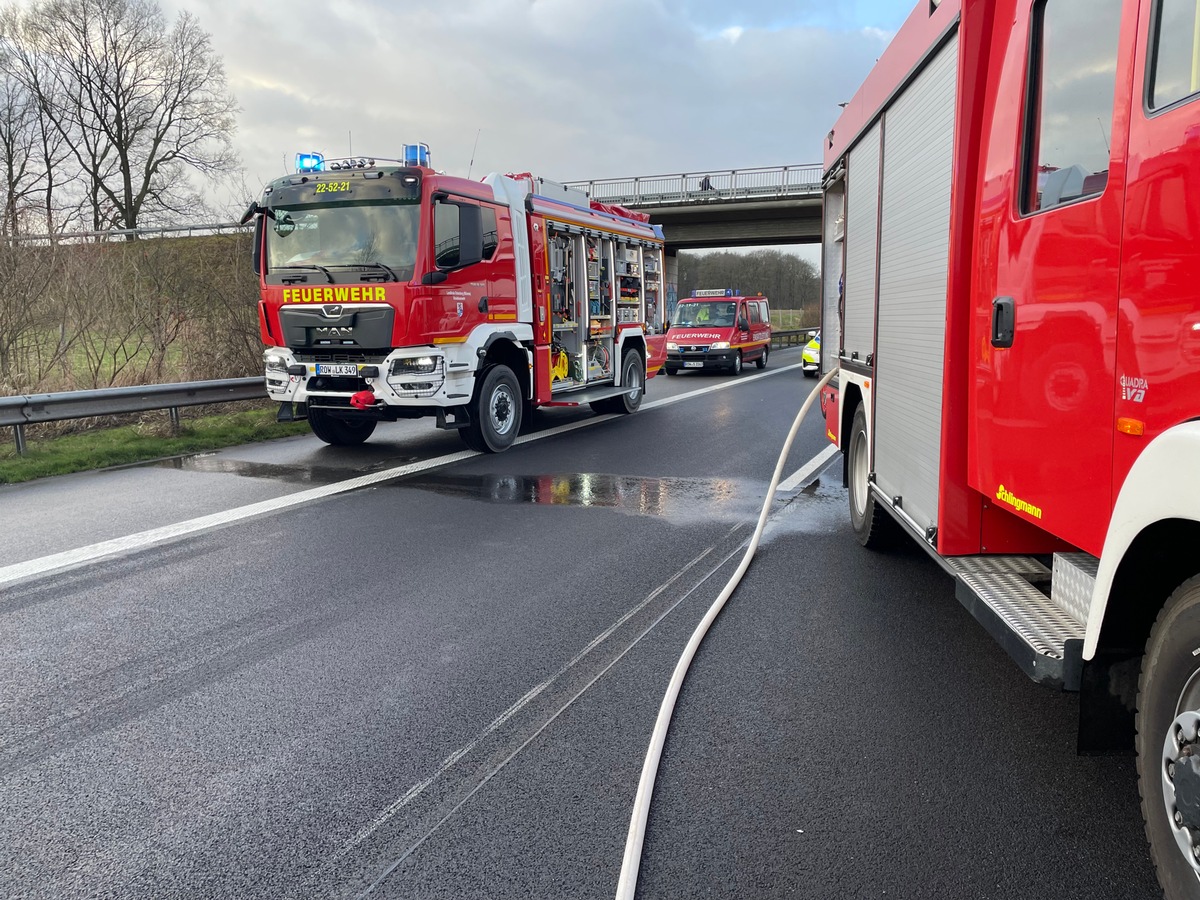 FW-ROW: Schwerer Verkehrsunfall auf Autobahn 1 - Fahrer verstirbt noch an der Unfallstelle