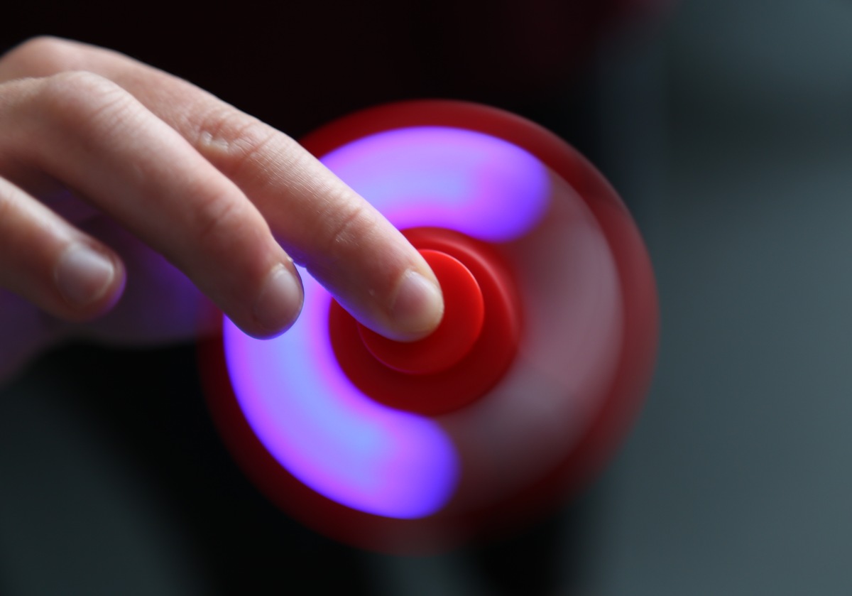 54.000 Fidget Spinner bringen LED für eine Stunde zum Leuchten