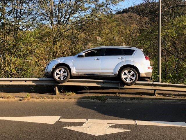 POL-PDTR: PKW landet nach einem Unfall auf der Leitplanke