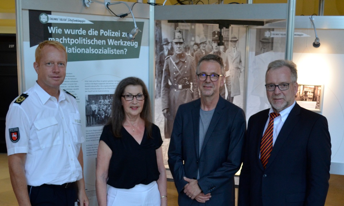 POL-OLD: Erfolgreiche Eröffnungsveranstaltung der Wanderausstellung &quot;Freunde - Helfer - Straßenkämpfer. Die Polizei in der Weimarer Republik&quot; im Alten Landtag